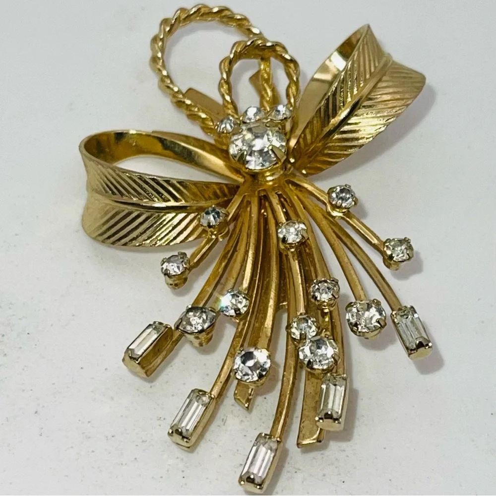 Dazzling Vintage Sarah Coventry Rhinestone Spray and Bow Brooch Estate Piece